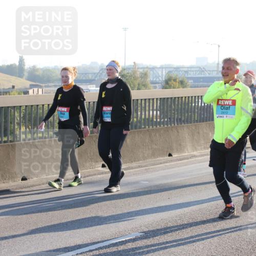 03.10.2025 - Köhlbrandbrückenlauf Lena Gebhardt http://msf.ph/oto/9046888 03.10.2025 09:28:44 Position 1 2888, 2412, 2419 meine-sportfotos.de