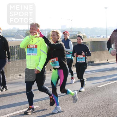 03.10.2025 - Köhlbrandbrückenlauf Lena Gebhardt http://msf.ph/oto/9046893 03.10.2025 09:28:45 Position 1 2412, 2888, 2419, 2331, 1819, 2418, 5 meine-sportfotos.de