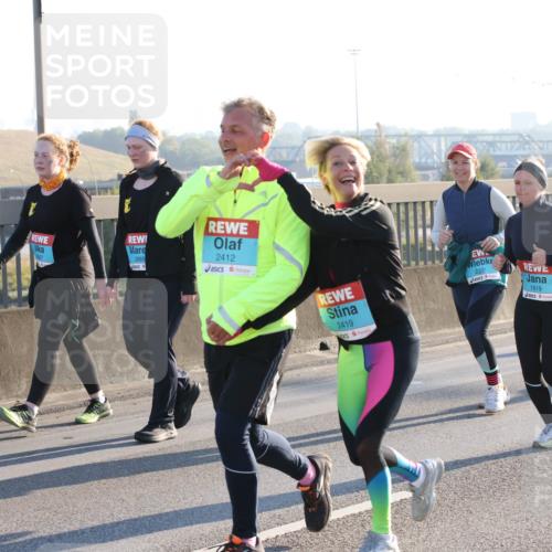 03.10.2025 - Köhlbrandbrückenlauf Lena Gebhardt http://msf.ph/oto/9046904 03.10.2025 09:28:45 Position 1 2888, 2412, 2419, 2331, 1819 meine-sportfotos.de