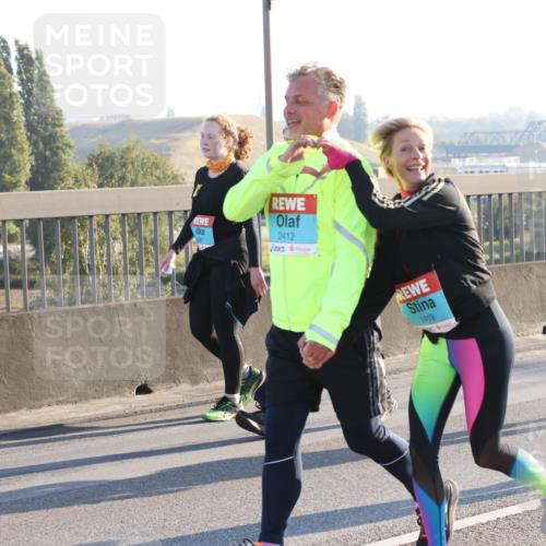 03.10.2025 - Köhlbrandbrückenlauf Lena Gebhardt http://msf.ph/oto/9046909 03.10.2025 09:28:45 Position 1 2412, 2419, 233 meine-sportfotos.de