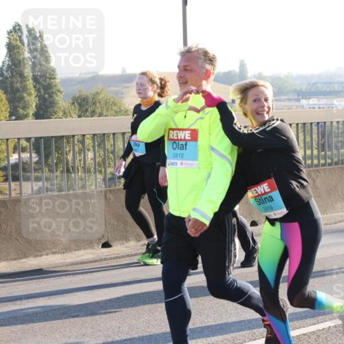 03.10.2025 - Köhlbrandbrückenlauf Lena Gebhardt http://msf.ph/oto/9046913 03.10.2025 09:28:45 Position 1 2887, 2412, 2419, 2331 meine-sportfotos.de