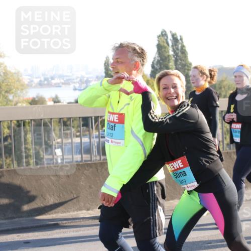 03.10.2025 - Köhlbrandbrückenlauf Lena Gebhardt http://msf.ph/oto/9046951 03.10.2025 09:28:46 Position 1 2412, 2419 meine-sportfotos.de