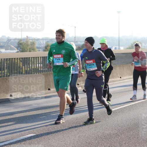 03.10.2025 - Köhlbrandbrückenlauf Lena Gebhardt http://msf.ph/oto/9046998 03.10.2025 09:28:48 Position 1 2398, 3657 meine-sportfotos.de