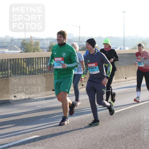 03.10.2025 - Köhlbrandbrückenlauf Lena Gebhardt http://msf.ph/oto/9047000 03.10.2025 09:28:48 Position 1 2398, 3657, 3377 meine-sportfotos.de