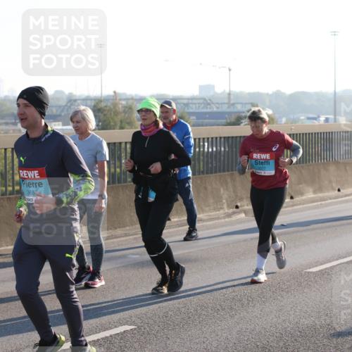 03.10.2025 - Köhlbrandbrückenlauf Lena Gebhardt http://msf.ph/oto/9047033 03.10.2025 09:28:49 Position 1 2398, 153, 365, 3377 meine-sportfotos.de