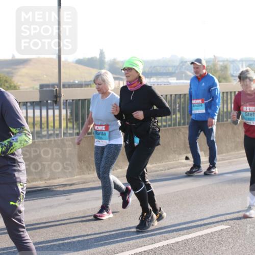 03.10.2025 - Köhlbrandbrückenlauf Lena Gebhardt http://msf.ph/oto/9047043 03.10.2025 09:28:50 Position 1 1298, 36, 3377 meine-sportfotos.de
