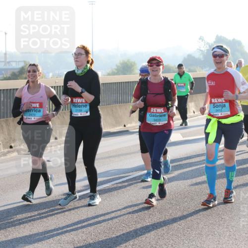 03.10.2025 - Köhlbrandbrückenlauf Lena Gebhardt http://msf.ph/oto/9047136 03.10.2025 09:28:59 Position 1 2429, 2470, 2159, 3413, 3412 meine-sportfotos.de