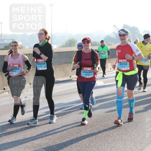 03.10.2025 - Köhlbrandbrückenlauf Lena Gebhardt http://msf.ph/oto/9047140 03.10.2025 09:28:59 Position 1 2429, 2470, 2159, 3413, 5, 3412 meine-sportfotos.de