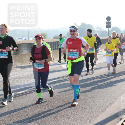 03.10.2025 - Köhlbrandbrückenlauf Lena Gebhardt http://msf.ph/oto/9047141 03.10.2025 09:28:59 Position 1 2159, 3413, 3412 meine-sportfotos.de