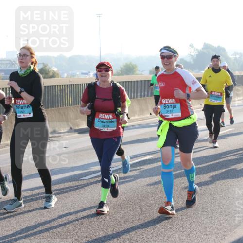 03.10.2025 - Köhlbrandbrückenlauf Lena Gebhardt http://msf.ph/oto/9047144 03.10.2025 09:28:59 Position 1 2470, 2159, 3413, 3412 meine-sportfotos.de