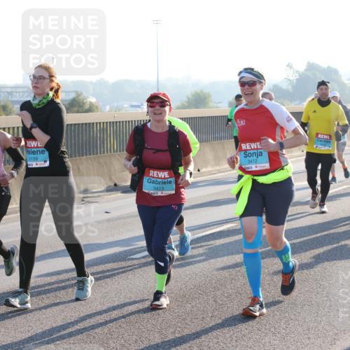 03.10.2025 - Köhlbrandbrückenlauf Lena Gebhardt http://msf.ph/oto/9047145 03.10.2025 09:29:00 Position 1 2470, 2159, 3413, 5, 3412 meine-sportfotos.de