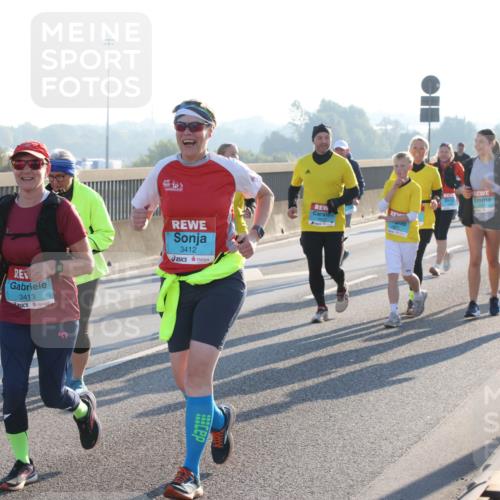 03.10.2025 - Köhlbrandbrückenlauf Lena Gebhardt http://msf.ph/oto/9047147 03.10.2025 09:29:00 Position 1 3413, 3412 meine-sportfotos.de