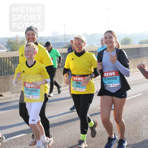 03.10.2025 - Köhlbrandbrückenlauf Lena Gebhardt http://msf.ph/oto/9047204 03.10.2025 09:29:04 Position 1 2875, 2871, 2874, 2297, 2299 meine-sportfotos.de