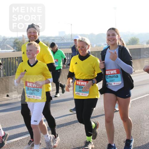 03.10.2025 - Köhlbrandbrückenlauf Lena Gebhardt http://msf.ph/oto/9047205 03.10.2025 09:29:04 Position 1 2875, 2871, 2872, 2297, 2299 meine-sportfotos.de