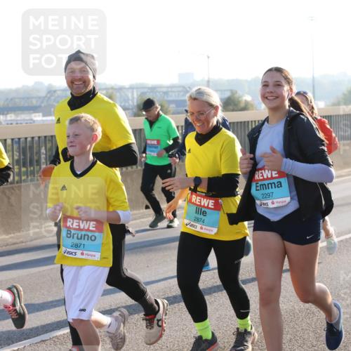 03.10.2025 - Köhlbrandbrückenlauf Lena Gebhardt http://msf.ph/oto/9047212 03.10.2025 09:29:04 Position 1 2875, 2871, 2874, 2297, 2299 meine-sportfotos.de
