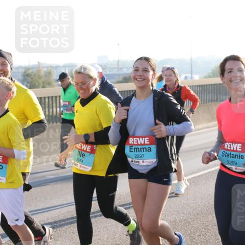 03.10.2025 - Köhlbrandbrückenlauf Lena Gebhardt http://msf.ph/oto/9047218 03.10.2025 09:29:04 Position 1 2871, 2874, 2297, 2299 meine-sportfotos.de