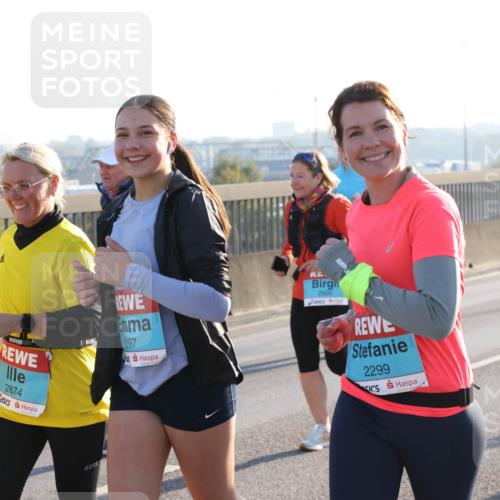 03.10.2025 - Köhlbrandbrückenlauf Lena Gebhardt http://msf.ph/oto/9047245 03.10.2025 09:29:05 Position 1 2874, 2297, 2600, 2299 meine-sportfotos.de