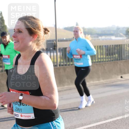 03.10.2025 - Köhlbrandbrückenlauf Lena Gebhardt http://msf.ph/oto/9047273 03.10.2025 09:29:07 Position 1 2261 meine-sportfotos.de