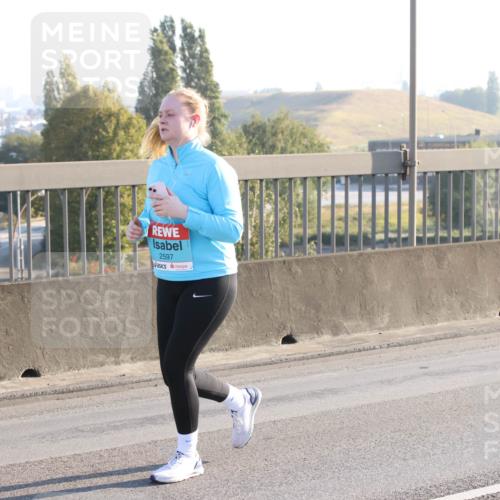 03.10.2025 - Köhlbrandbrückenlauf Lena Gebhardt http://msf.ph/oto/9047281 03.10.2025 09:29:08 Position 1 53, 5, 2597 meine-sportfotos.de