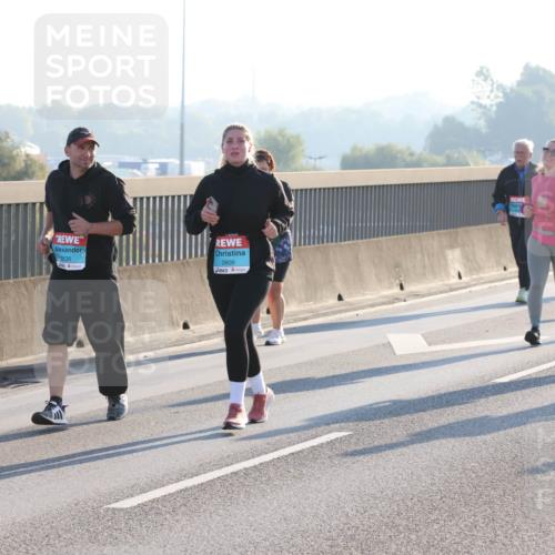 03.10.2025 - Köhlbrandbrückenlauf Lena Gebhardt http://msf.ph/oto/9047313 03.10.2025 09:29:11 Position 1 2636, 2606, 2553 meine-sportfotos.de