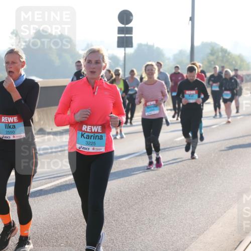 03.10.2025 - Köhlbrandbrückenlauf Lena Gebhardt http://msf.ph/oto/9047348 03.10.2025 09:29:14 Position 1 2553, 2550, 3225 meine-sportfotos.de