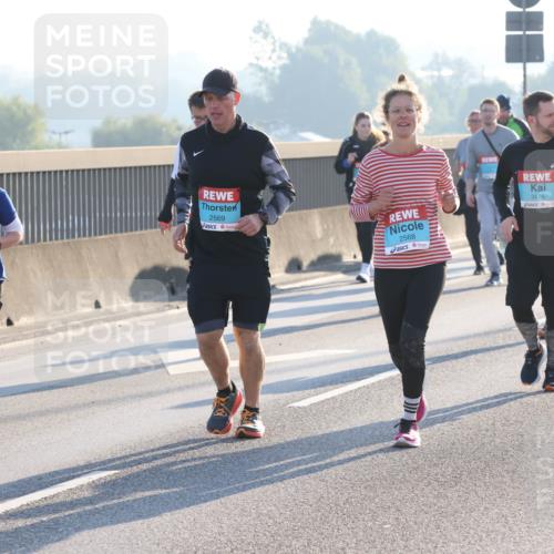 03.10.2025 - Köhlbrandbrückenlauf Lena Gebhardt http://msf.ph/oto/9047366 03.10.2025 09:29:17 Position 1 2474, 2569, 2568, 3475 meine-sportfotos.de