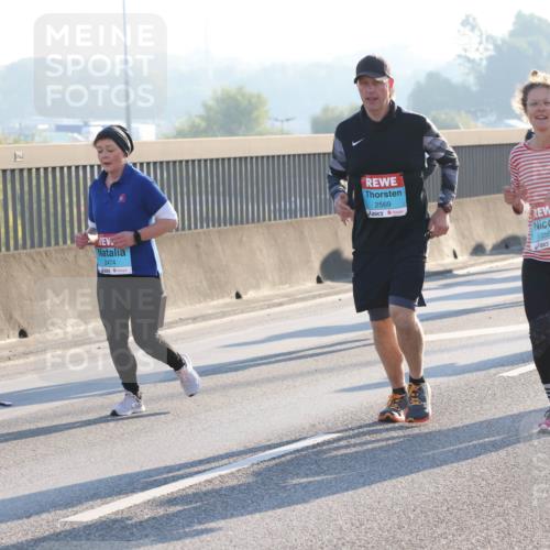 03.10.2025 - Köhlbrandbrückenlauf Lena Gebhardt http://msf.ph/oto/9047371 03.10.2025 09:29:17 Position 1 2474, 2569, 2568 meine-sportfotos.de