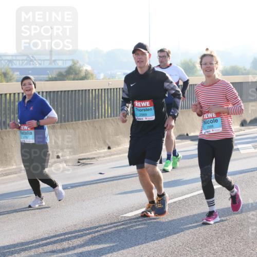 03.10.2025 - Köhlbrandbrückenlauf Lena Gebhardt http://msf.ph/oto/9047383 03.10.2025 09:29:18 Position 1 2474, 2569, 2568, 3475 meine-sportfotos.de