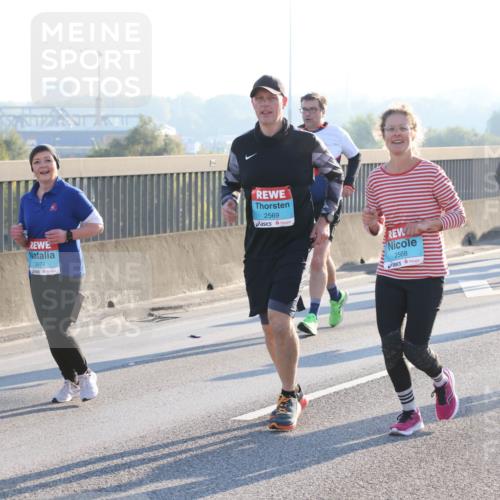 03.10.2025 - Köhlbrandbrückenlauf Lena Gebhardt http://msf.ph/oto/9047385 03.10.2025 09:29:18 Position 1 2474, 2569, 2568, 3475 meine-sportfotos.de
