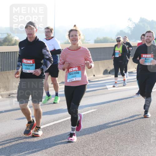 03.10.2025 - Köhlbrandbrückenlauf Lena Gebhardt http://msf.ph/oto/9047388 03.10.2025 09:29:19 Position 1 2569, 2568, 3475 meine-sportfotos.de