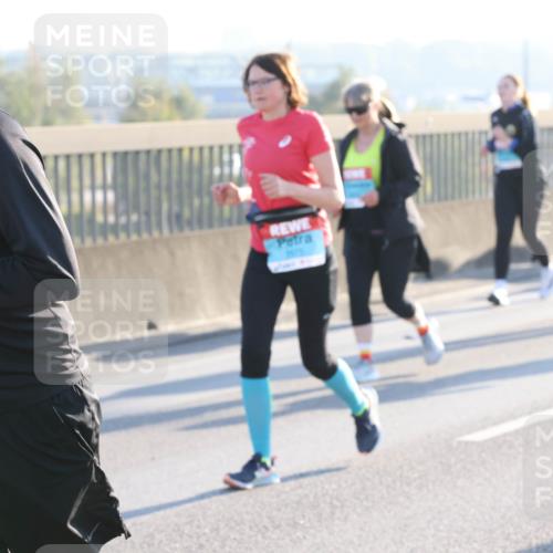 03.10.2025 - Köhlbrandbrückenlauf Lena Gebhardt http://msf.ph/oto/9047415 03.10.2025 09:29:22 Position 1  meine-sportfotos.de