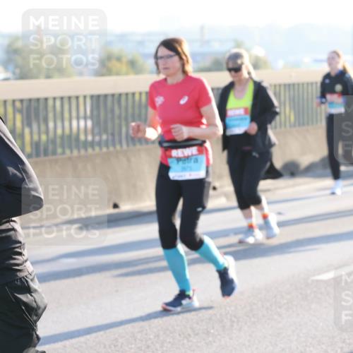 03.10.2025 - Köhlbrandbrückenlauf Lena Gebhardt http://msf.ph/oto/9047419 03.10.2025 09:29:22 Position 1  meine-sportfotos.de