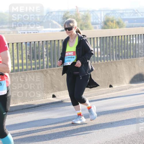 03.10.2025 - Köhlbrandbrückenlauf Lena Gebhardt http://msf.ph/oto/9047425 03.10.2025 09:29:24 Position 1 2575, 3456, 3103 meine-sportfotos.de