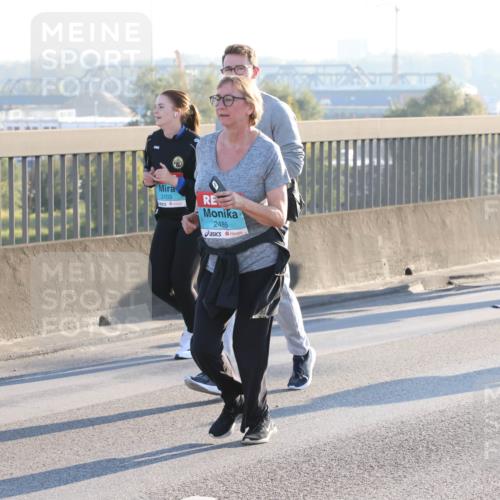 03.10.2025 - Köhlbrandbrückenlauf Lena Gebhardt http://msf.ph/oto/9047440 03.10.2025 09:29:25 Position 1 3103, 2486 meine-sportfotos.de
