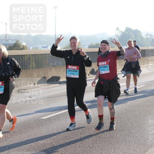 03.10.2025 - Köhlbrandbrückenlauf Lena Gebhardt http://msf.ph/oto/9047467 03.10.2025 09:29:28 Position 1 3319, 2755, 2757 meine-sportfotos.de