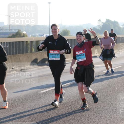 03.10.2025 - Köhlbrandbrückenlauf Lena Gebhardt http://msf.ph/oto/9047470 03.10.2025 09:29:28 Position 1 3319, 2755, 2757 meine-sportfotos.de