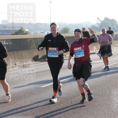 03.10.2025 - Köhlbrandbrückenlauf Lena Gebhardt http://msf.ph/oto/9047473 03.10.2025 09:29:28 Position 1 3319, 2755, 2757 meine-sportfotos.de