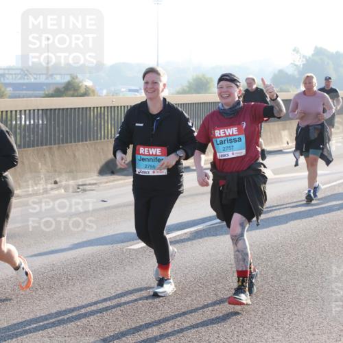 03.10.2025 - Köhlbrandbrückenlauf Lena Gebhardt http://msf.ph/oto/9047477 03.10.2025 09:29:28 Position 1 3319, 2755, 2757 meine-sportfotos.de
