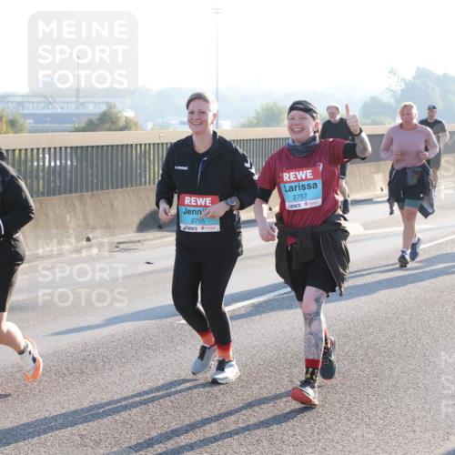 03.10.2025 - Köhlbrandbrückenlauf Lena Gebhardt http://msf.ph/oto/9047480 03.10.2025 09:29:28 Position 1 3319, 2755, 2757 meine-sportfotos.de