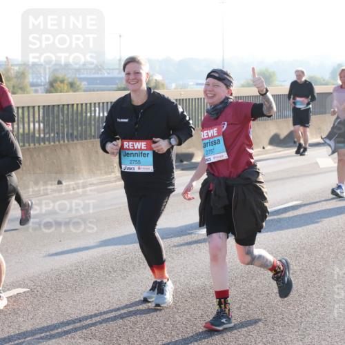 03.10.2025 - Köhlbrandbrückenlauf Lena Gebhardt http://msf.ph/oto/9047482 03.10.2025 09:29:28 Position 1 2545, 3319, 2755, 2751, 2 meine-sportfotos.de