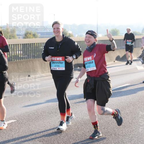 03.10.2025 - Köhlbrandbrückenlauf Lena Gebhardt http://msf.ph/oto/9047485 03.10.2025 09:29:29 Position 1 2545, 3319, 2755, 2757 meine-sportfotos.de