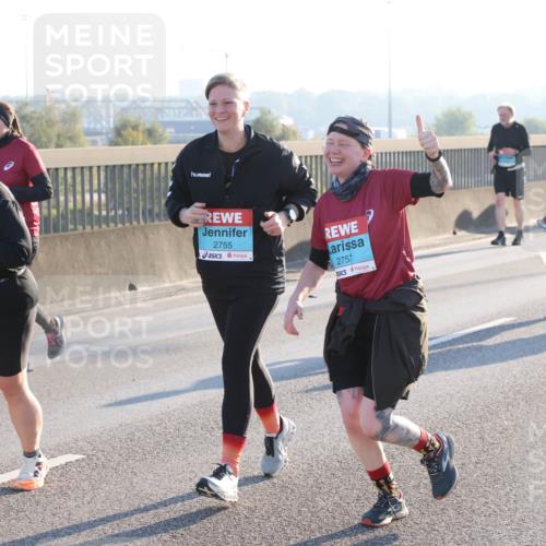 03.10.2025 - Köhlbrandbrückenlauf Lena Gebhardt http://msf.ph/oto/9047487 03.10.2025 09:29:29 Position 1 2545, 3319, 2755, 2757 meine-sportfotos.de