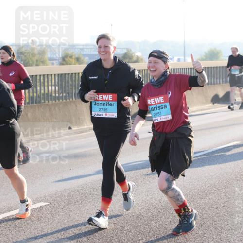 03.10.2025 - Köhlbrandbrückenlauf Lena Gebhardt http://msf.ph/oto/9047488 03.10.2025 09:29:29 Position 1 2545, 3319, 2755, 2757 meine-sportfotos.de