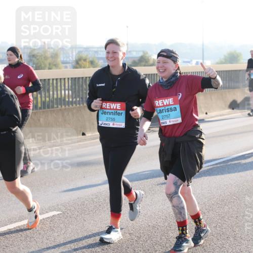 03.10.2025 - Köhlbrandbrückenlauf Lena Gebhardt http://msf.ph/oto/9047491 03.10.2025 09:29:29 Position 1 3319, 2755, 2757 meine-sportfotos.de
