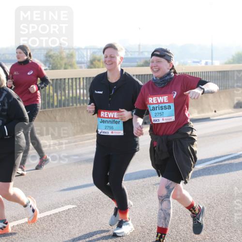 03.10.2025 - Köhlbrandbrückenlauf Lena Gebhardt http://msf.ph/oto/9047496 03.10.2025 09:29:29 Position 1 3319, 2755, 2757 meine-sportfotos.de