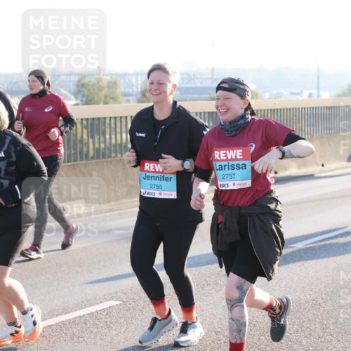 03.10.2025 - Köhlbrandbrückenlauf Lena Gebhardt http://msf.ph/oto/9047498 03.10.2025 09:29:29 Position 1 3319, 2755, 2757 meine-sportfotos.de