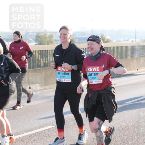 03.10.2025 - Köhlbrandbrückenlauf Lena Gebhardt http://msf.ph/oto/9047500 03.10.2025 09:29:29 Position 1 3319, 2755, 2757 meine-sportfotos.de