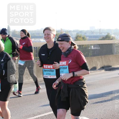 03.10.2025 - Köhlbrandbrückenlauf Lena Gebhardt http://msf.ph/oto/9047514 03.10.2025 09:29:29 Position 1 3319, 2755, 2757 meine-sportfotos.de