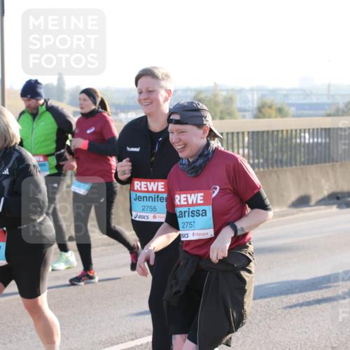 03.10.2025 - Köhlbrandbrückenlauf Lena Gebhardt http://msf.ph/oto/9047519 03.10.2025 09:29:29 Position 1 3319, 2755, 2757 meine-sportfotos.de