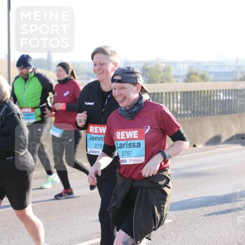 03.10.2025 - Köhlbrandbrückenlauf Lena Gebhardt http://msf.ph/oto/9047521 03.10.2025 09:29:29 Position 1 3319, 2759, 2757 meine-sportfotos.de